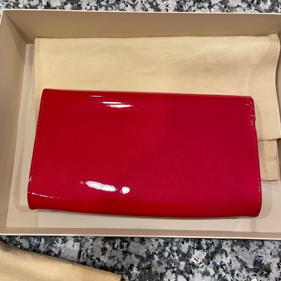 Louis Vuitton Patent Leather Louise clutch - Picture 6 of 15